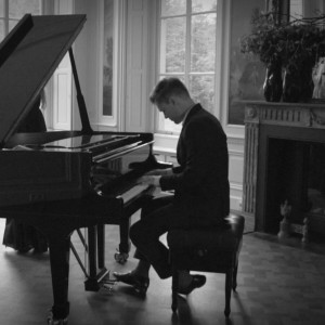 Jurrivh - Falling To Pieces (2019)